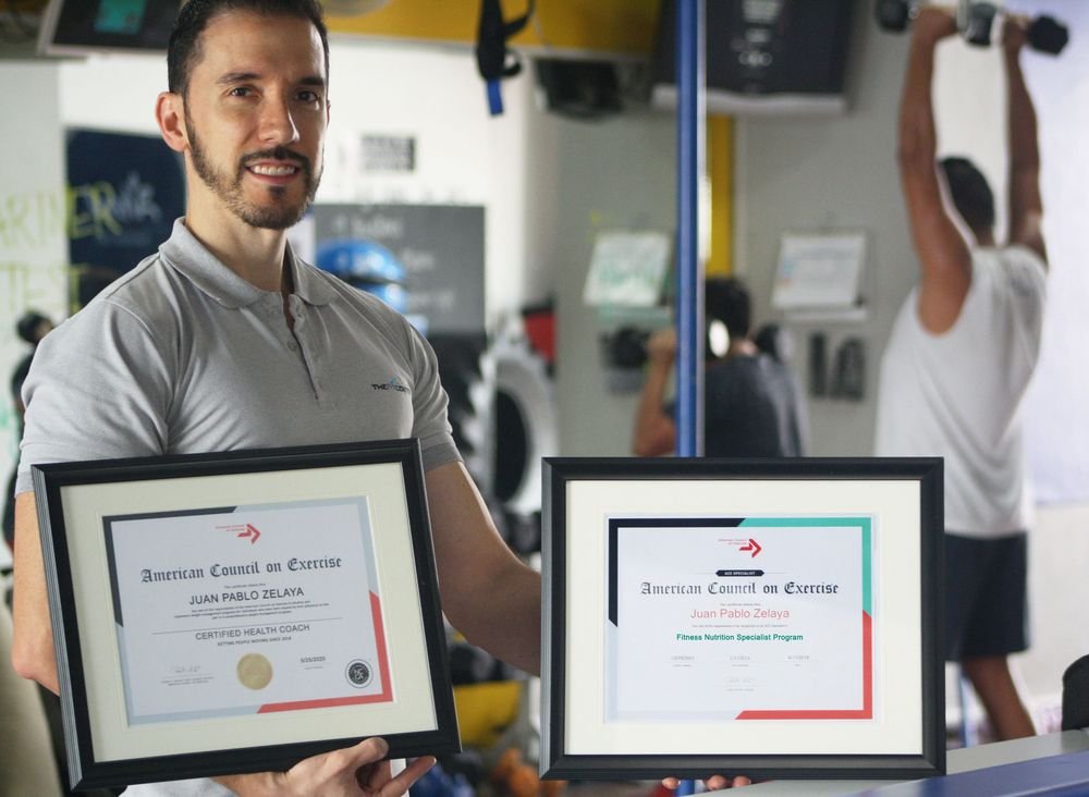 Juan Pablo Zelaya con sus certificados del American Council on Exercise